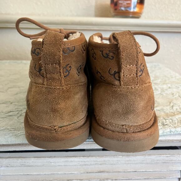 Ugg Nuemel Embossed Chukka Boot Chestnut Brown All Over Logo Womens Size 8 - Picture 5 of 11